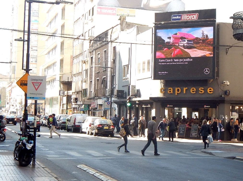 Mercedes Benz - premium zones through DOOH — Image 1