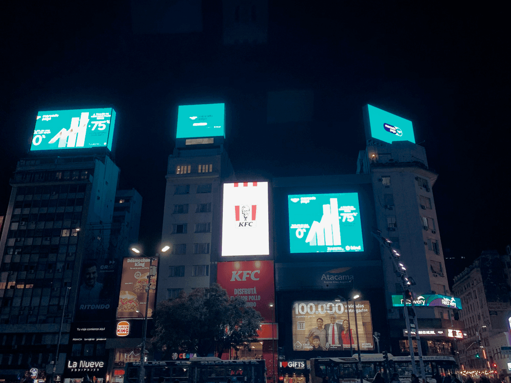 La campaña DOOH exclusiva de Mercado Pago pintó de azul Buenos Aires — Imagen 3