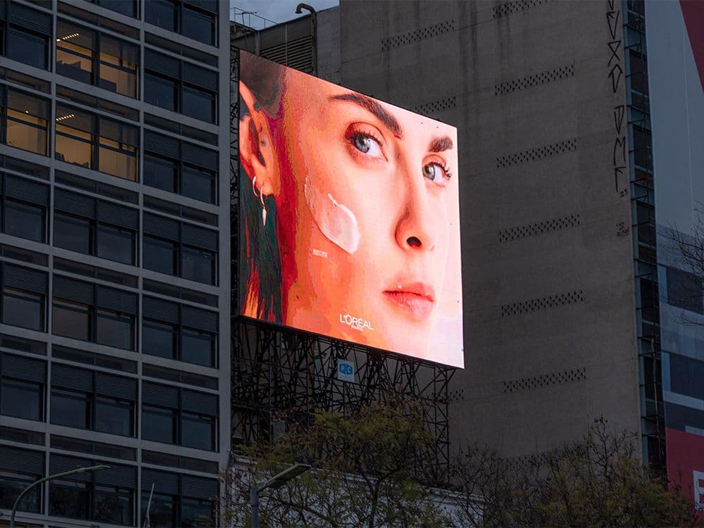 L’Oréal took “Le Défilé” to Buenos Aires with pDOOH and Taggify — Image 1