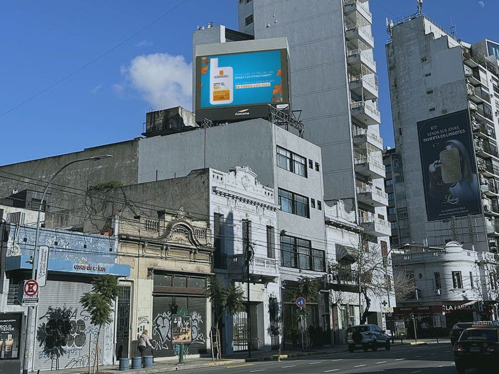 La Roche-Posay realiza una impactante campaña de contenido dinámico en exterior con Taggify — Imagen 3