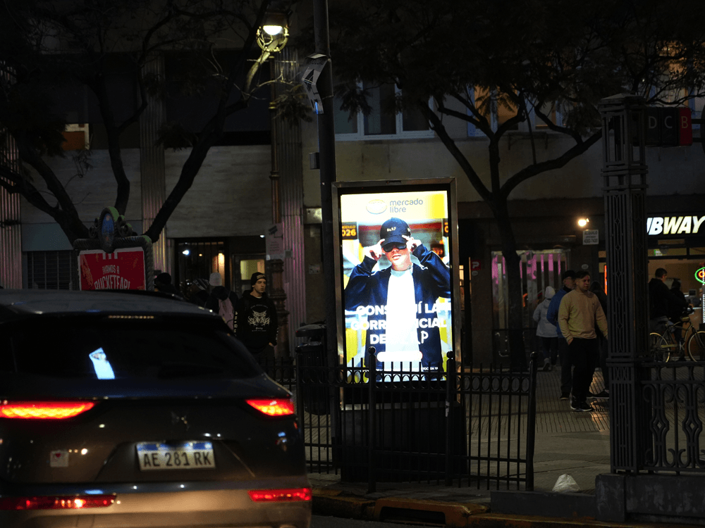 Mercado Libre y Bizarrap fascinan con su campaña DOOH en el Obelisco de Buenos Aires — Imagen 1