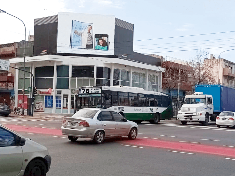 Samsung presented its new Galaxy Z Flip 5 in a Digital Out-of-Home (DOOH) in collaboration with Taggify — Image 2