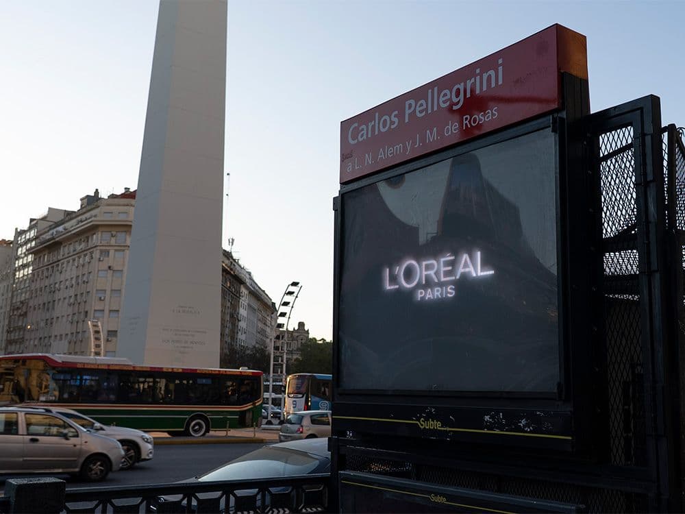 L'Oréal trasladó “Le Défilé” a Buenos Aires con pDOOH y Taggify — Imagen 2