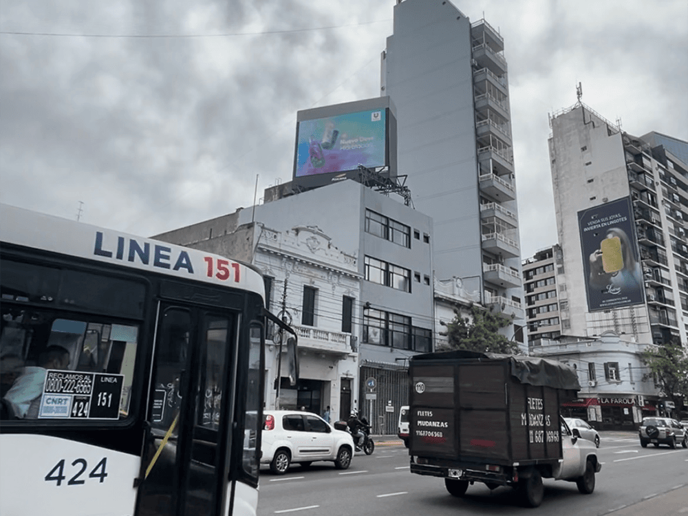 Dove Impulsa su Presencia con Publicidad Exterior en la plataforma de Taggify — Imagen 3