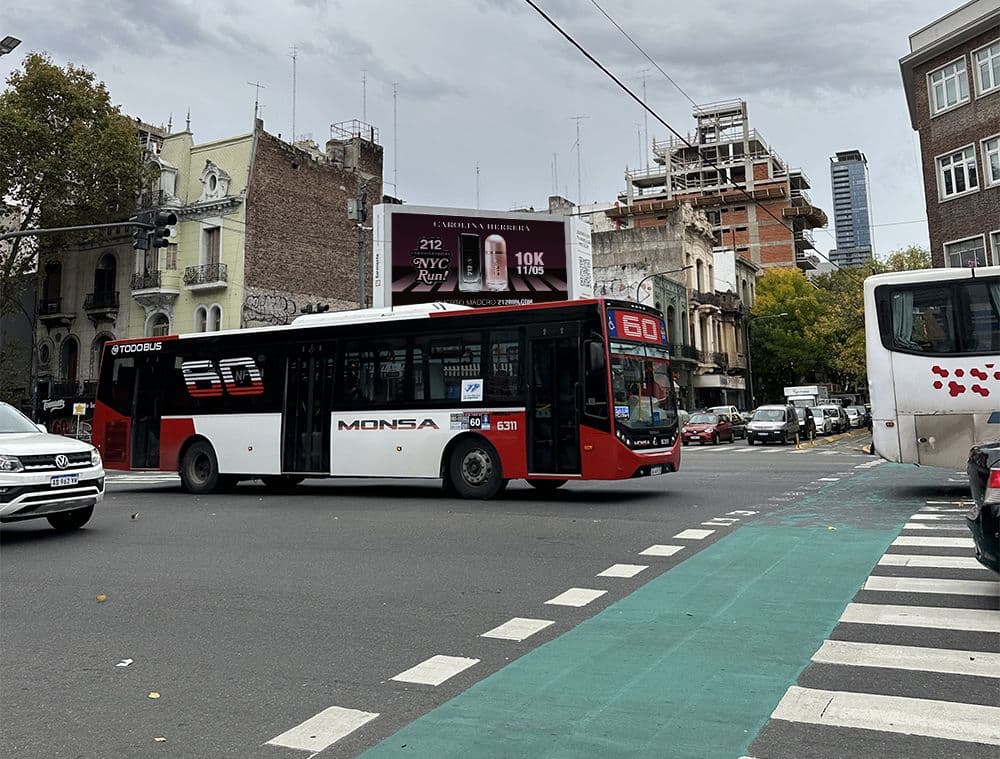 Carolina Herrera anticipó su carrera urbana en publicidad exterior con Taggify — Imagen 2
