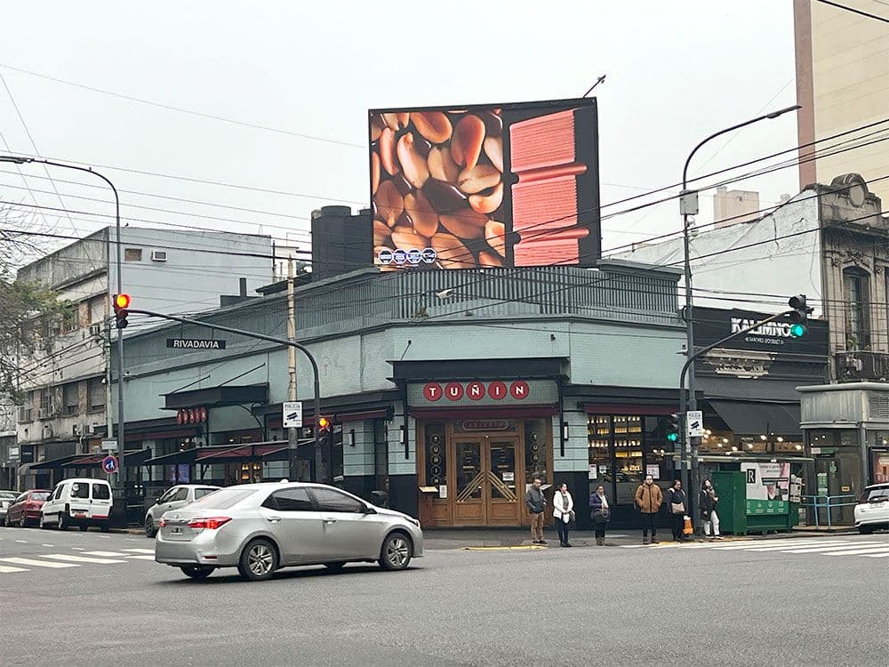 Shot cautivó con su chocolate en publicidad exterior en la plataforma de Taggfiy — Imagen 1