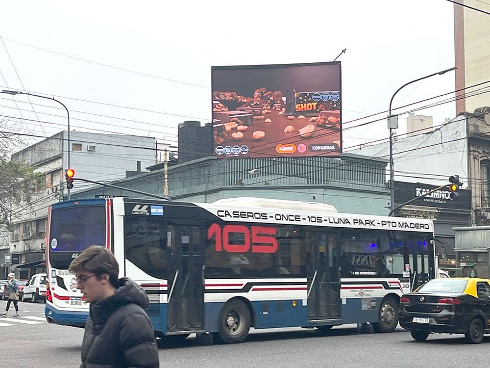 Shot cautivó con su chocolate en publicidad exterior en la plataforma de Taggfiy — Imagen 3