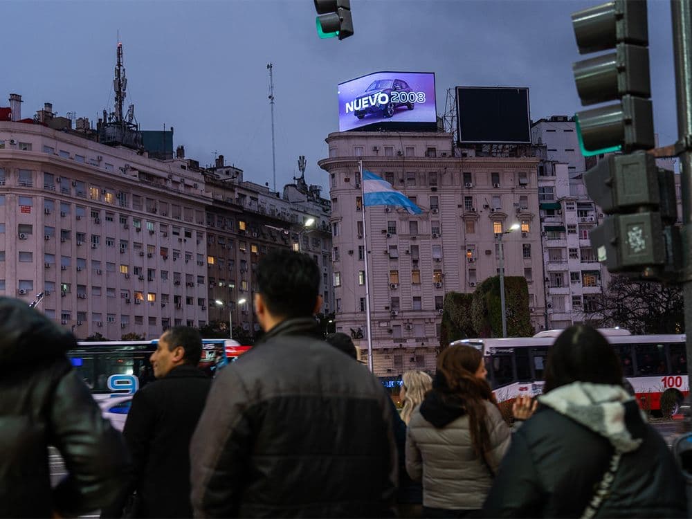 Exclusividad inmersiva de Peugeot con Taggify: impacto visual en el Obelisco — Imagen 2
