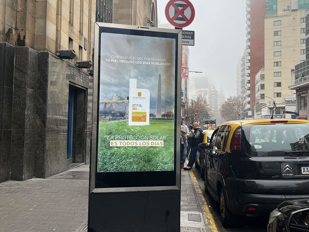 La Roche-Posay realiza una impactante campaña de contenido dinámico en exterior con Taggify — Imagen 2