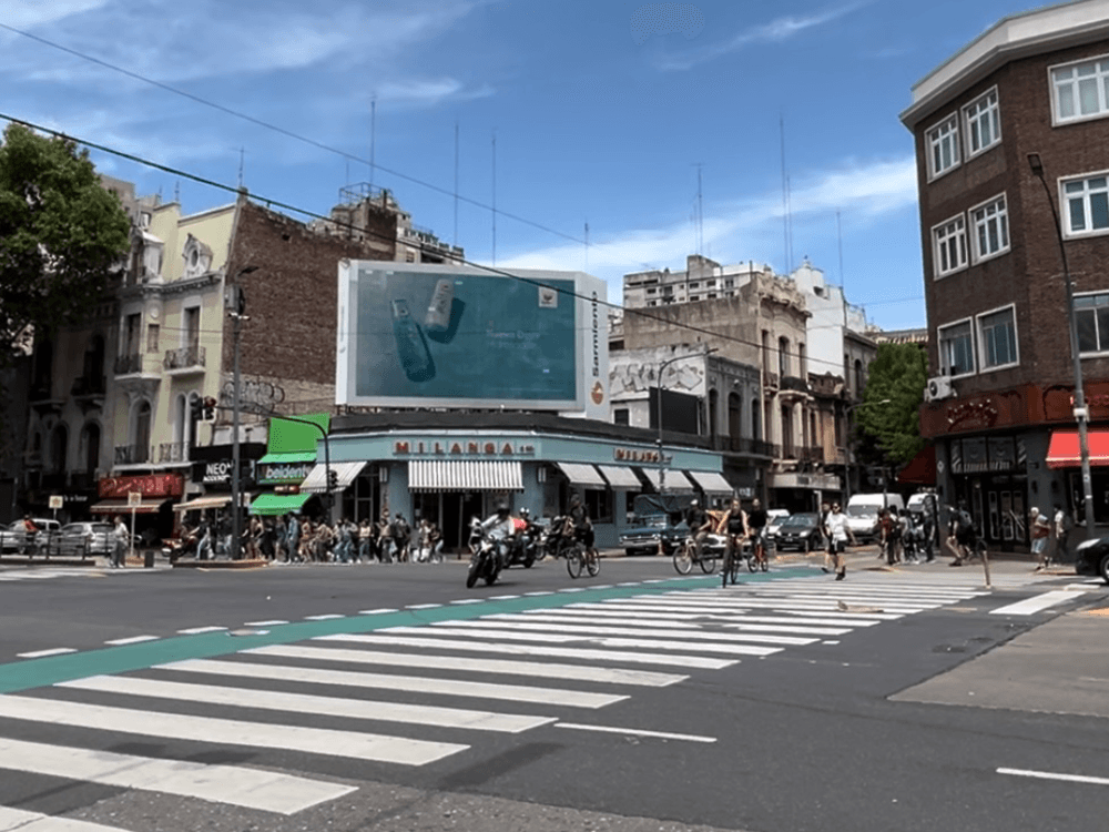 Dove Impulsa su Presencia con Publicidad Exterior en la plataforma de Taggify — Imagen 2