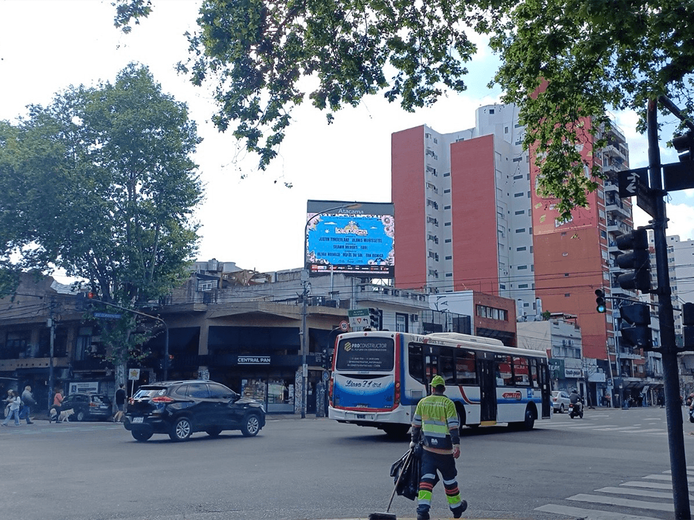 Lollapalooza unveiled its 2025 lineup at DOOH with Taggify — Image 1