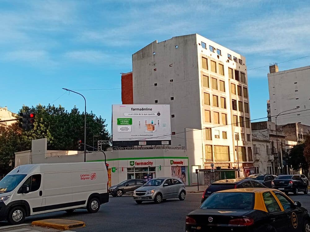 Farmaonline combina espacios digitales y urbanos con pDOOH y Taggify — Imagen 1