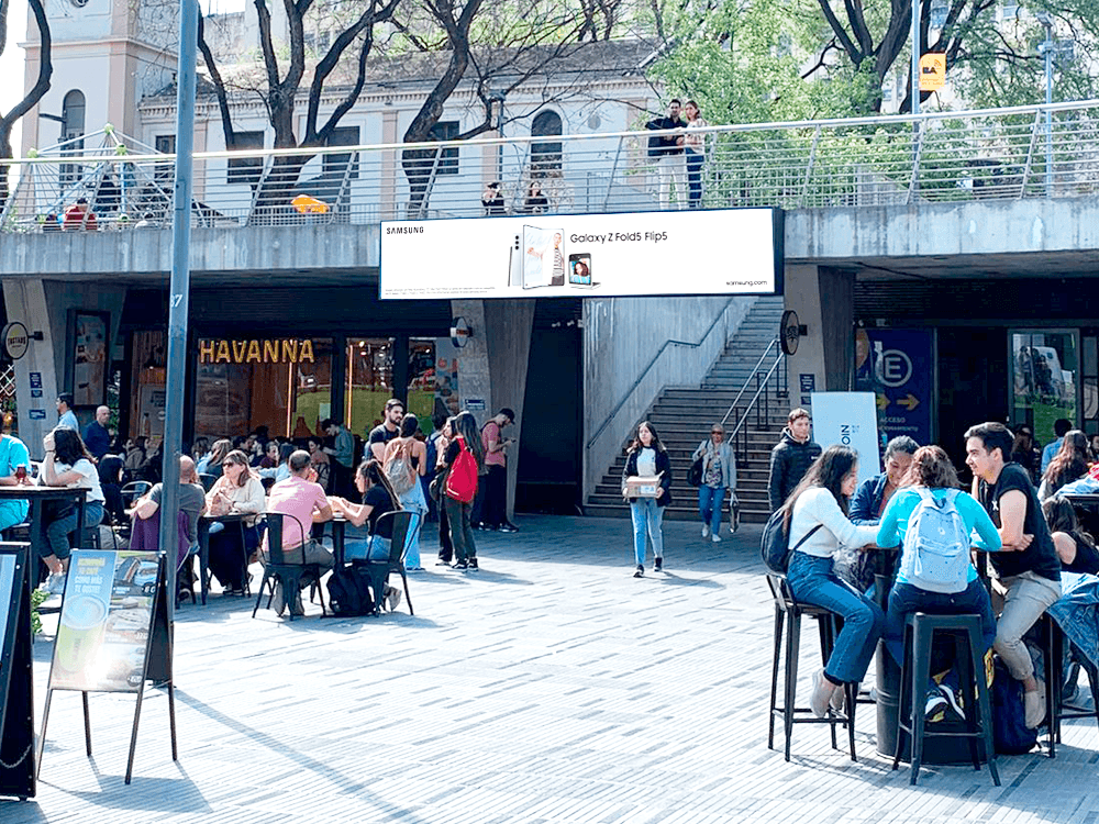 Samsung presented its new Galaxy Z Flip 5 in a Digital Out-of-Home (DOOH) in collaboration with Taggify — Image 1