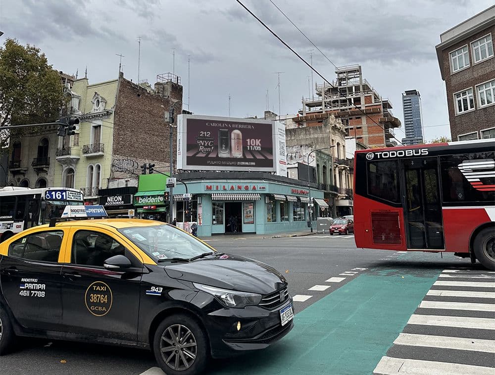 Carolina Herrera anticipó su carrera urbana en publicidad exterior con Taggify — Imagen 1