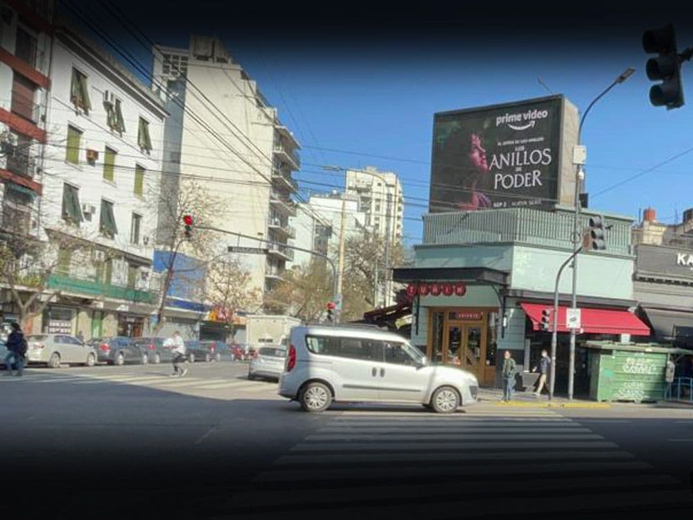 "Anillos del Poder" llegó a las calles de Buenos Aires con una campaña programática — Imagen 2