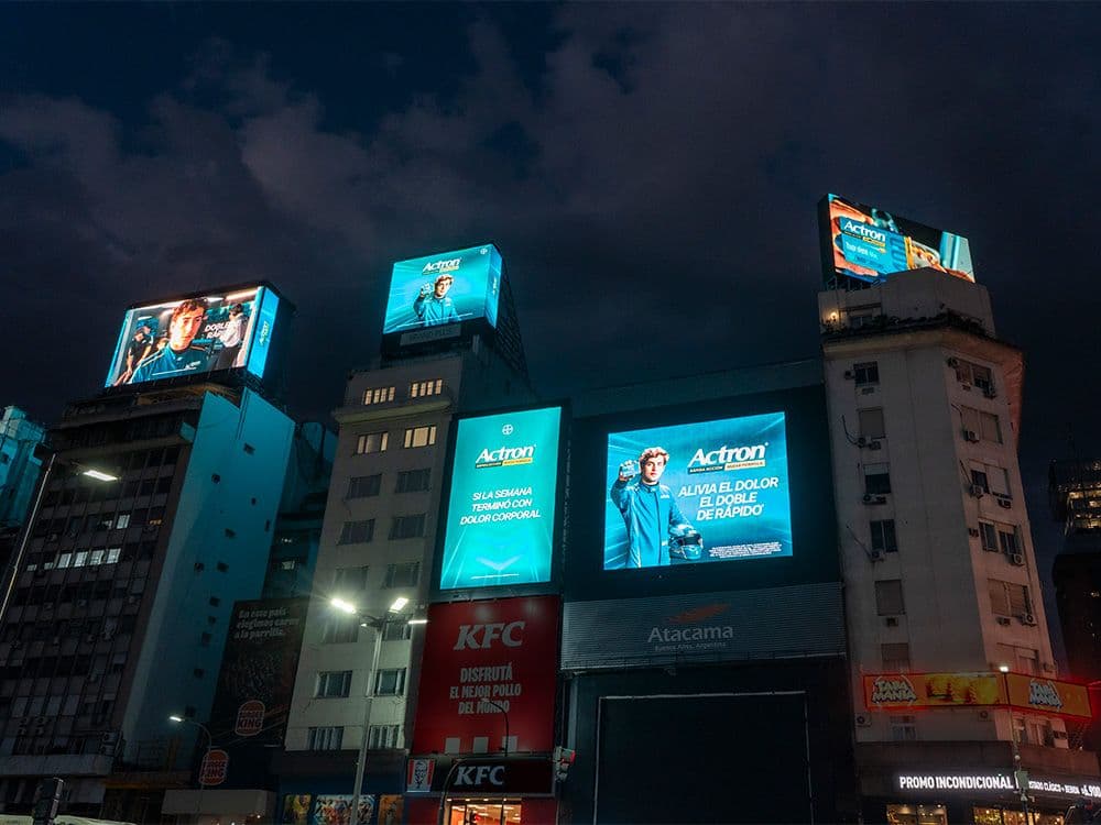 Bayer cautiva el Obelisco con una campaña pDOOH con Taggify en Buenos Aires