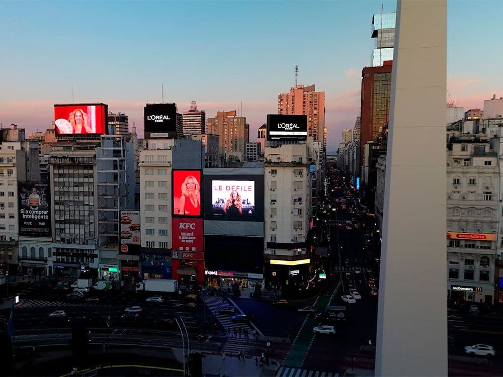 L’Oréal took “Le Défilé” to Buenos Aires with pDOOH and Taggify