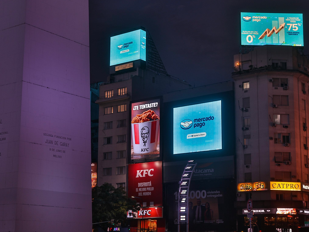 Mercado Pago's exclusive DOOH campaign painted Buenos Aires blue