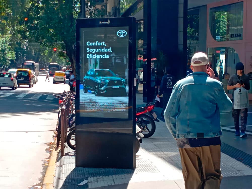 Toyota innovated with its new hybrid Yaris Cross using DOOH in partnership with Taggify