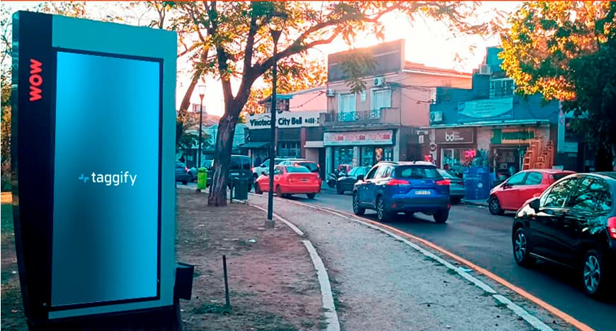 Buenos Aires - La Plata - Plaza Belgrano - Mupi - Plaza Belgrano - Mupi, La Plata, Argentina